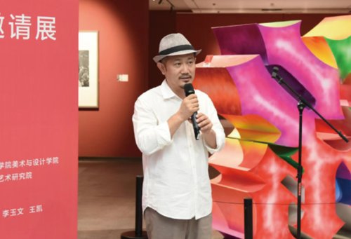 策展人王春辰分别致辞