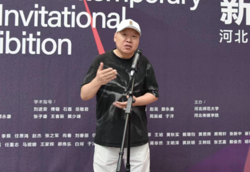 本次展览以“在场与缺席的辩证”为主题